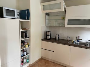 Kühlschrank, Mikrowelle, Ofen, Geschirrspüler