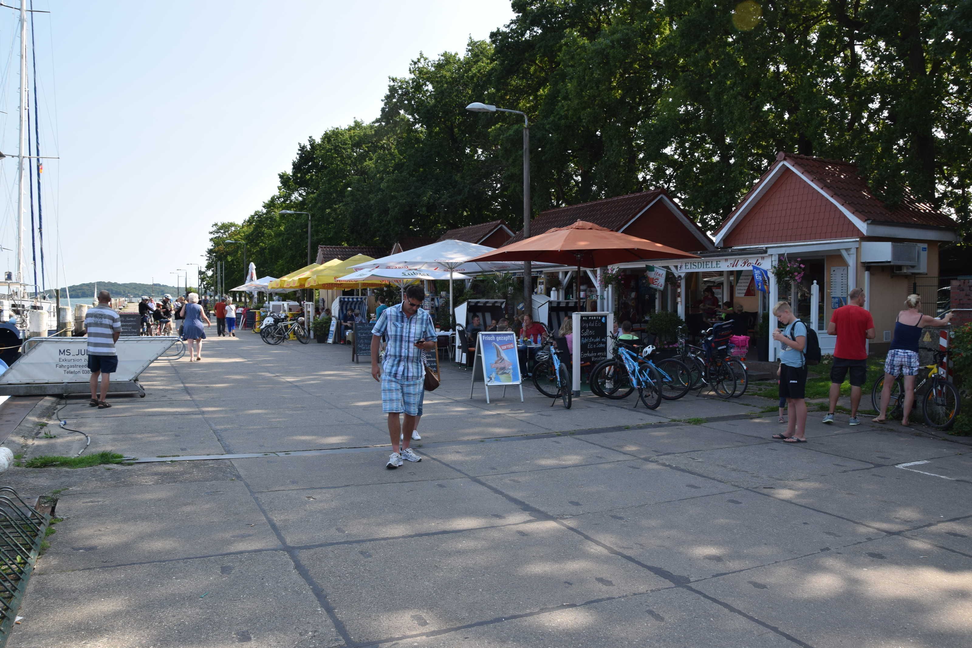 Un mercato rionale con bancarelle di cibo e biciclette parcheggiate lungo il marciapiede.