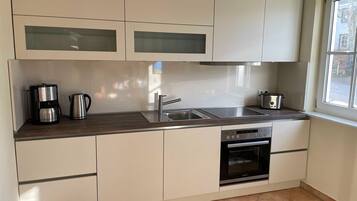 KĂŒhlschrank, Mikrowelle, Ofen, GeschirrspĂŒler