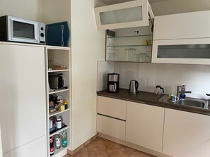 Refrigerador, microondas, horno y lavavajillas 
