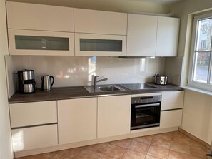 Kühlschrank, Mikrowelle, Ofen, Geschirrspüler