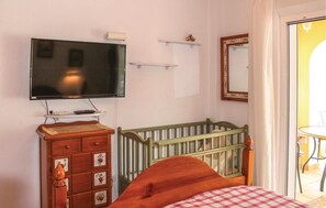1 chambre, lit parapluie, Wi-Fi gratuit, draps fournis