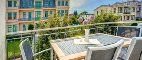 تناول الطعام بالخارج