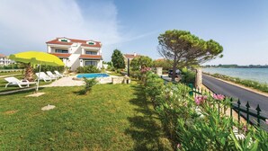 Un hotel con piscina, zona de estar al aire libre y vistas al mar.