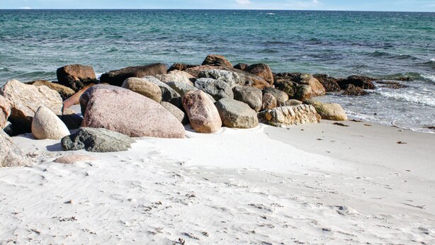 A beach with large rocks and a sandy shore. - Beautiful home in Ebeltoft with kitchen (Ebeltoft)
