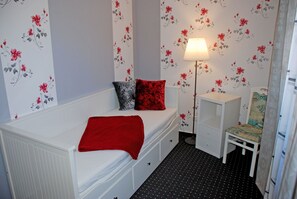 2 bedrooms, travel cot, WiFi, bed sheets - Vacation apartment with terrace (Lancken-Granitz)