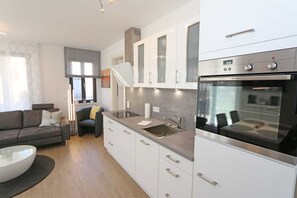 Kühlschrank, Ofen, Geschirrspüler, Wasserkocher mit Kaffee-/Teezubehör