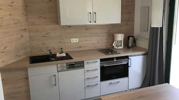 Kühlschrank, Mikrowelle, Ofen, Geschirrspüler