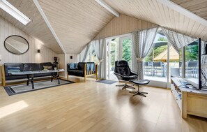 TV, caminetto, lettore DVD