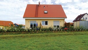A two-story house with a red tiled roof, a small window, and a door. - Nice apartment in Boiensdorf with WiFi (Boiensdorf)