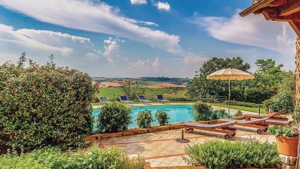 A pool area with lounge chairs and a view of the countryside. - Nice home in Castiglione d.Lago PG (Castiglione d.Lago PG)