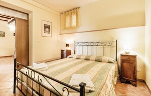 7 bedrooms, travel cot, free WiFi, bed sheets - Nice home in Castiglione d.Lago PG (Castiglione d.Lago PG)