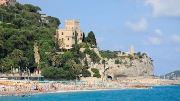 Una spiaggia nelle vicinanze