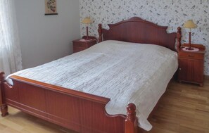 4 bedrooms, travel crib