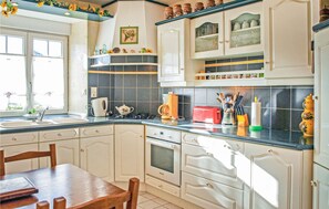 Fridge, microwave, oven, dishwasher - 4 bedroom lovely home in Langueux (Langueux)