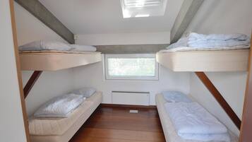 2 Schlafzimmer, Reisekinderbett