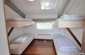 2 Schlafzimmer, Reisekinderbett