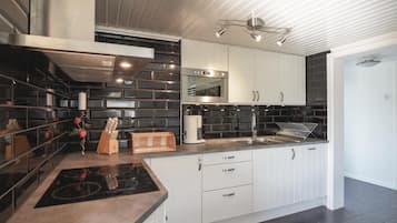 Refrigerador, parrilla de estufa, lavavajillas y cafetera y tetera