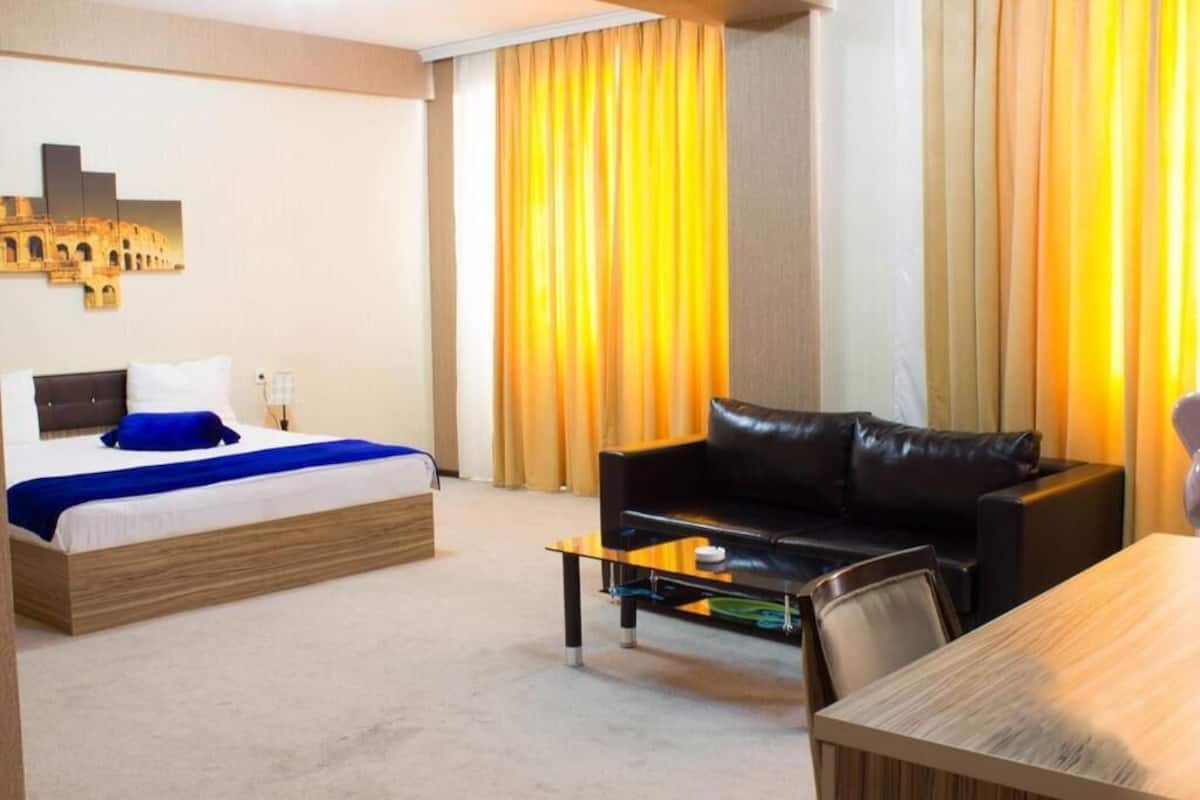 Chambre Double Deluxe | Minibar, bureau, chambres insonorisées, fer et planche à repasser