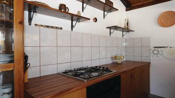 Fridge, stovetop, coffee/tea maker