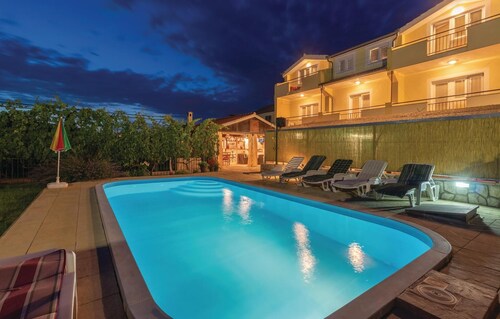 5 bedroom pet friendly home in Banj