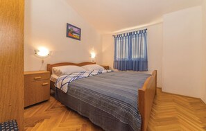5 bedrooms, travel cot, free WiFi, bed sheets
