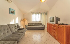 TV, table football, ping pong - 5 bedroom pet friendly home in Banj (Banj)