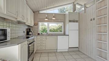 Køleskab, kogeplade, opvaskemaskine, kaffe-/temaskine