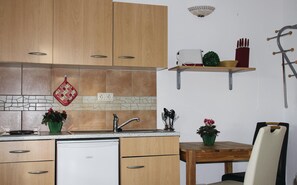 Kühlschrank, Herdplatte, Wasserkocher mit Kaffee-/Teezubehör