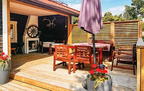 Outdoor dining - Stunning home in Hjälteby with kitchen (Hjälteby)