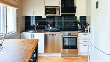 Kylskåp, spishäll, diskmaskin och kaffe- och tebryggare