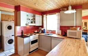 Réfrigérateur, four à micro-ondes, surface de cuisson, lave-vaisselle