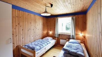 5 bedrooms, travel crib