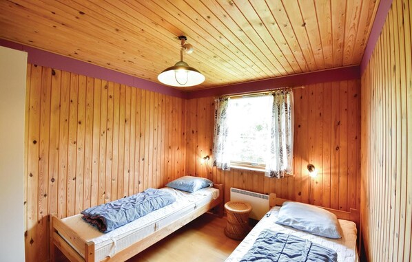 5 bedrooms, travel crib
