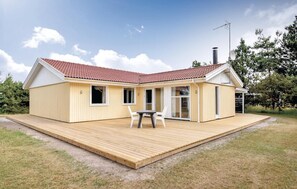 Exterior - 5 bedroom nice home in Væggerløse (Væggerløse)