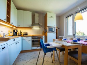 Køleskab, mikrobølgeovn, ovn, kaffe-/temaskine