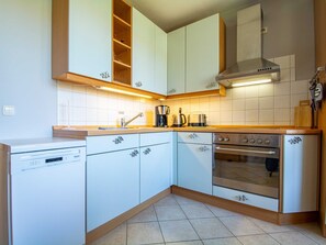 Køleskab, mikrobølgeovn, ovn, kaffe-/temaskine