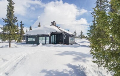 Lovely home in Sjusjøen with sauna