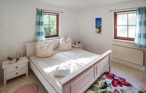 3 bedrooms, travel cot, free WiFi, bed sheets