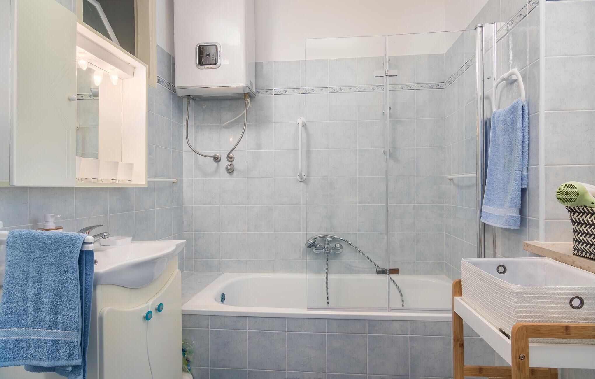 Une salle de bain moderne avec une baignoire, une douche et un lavabo.