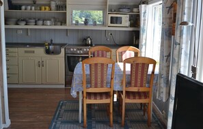Réfrigérateur, micro-ondes, plaque de cuisson, lave-vaisselle