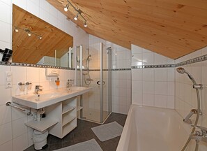 Dusche, Haartrockner, Handtücher, Seife