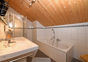Douche, séchoir à cheveux, serviettes fournies, savon