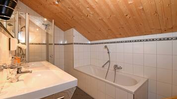 Haartrockner, Handtücher, Seife, Toilettenpapier