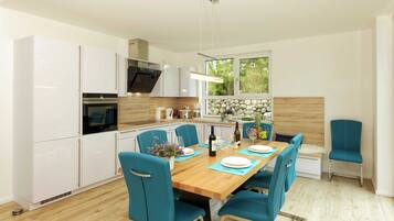 Kühlschrank, Ofen, Geschirrspüler, Wasserkocher mit Kaffee-/Teezubehör