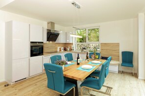 Fridge, oven, dishwasher, coffee/tea maker