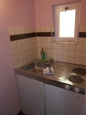 Kühlschrank, Wasserkocher mit Kaffee-/Teezubehör, Wasserkocher, Toaster