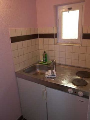 Refrigerador, cafetera y tetera, tetera eléctrica y tostadora 