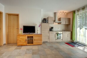 Geladeira, micro-ondas, fogão, lava-louças