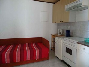 Fridge, oven, stovetop, coffee/tea maker